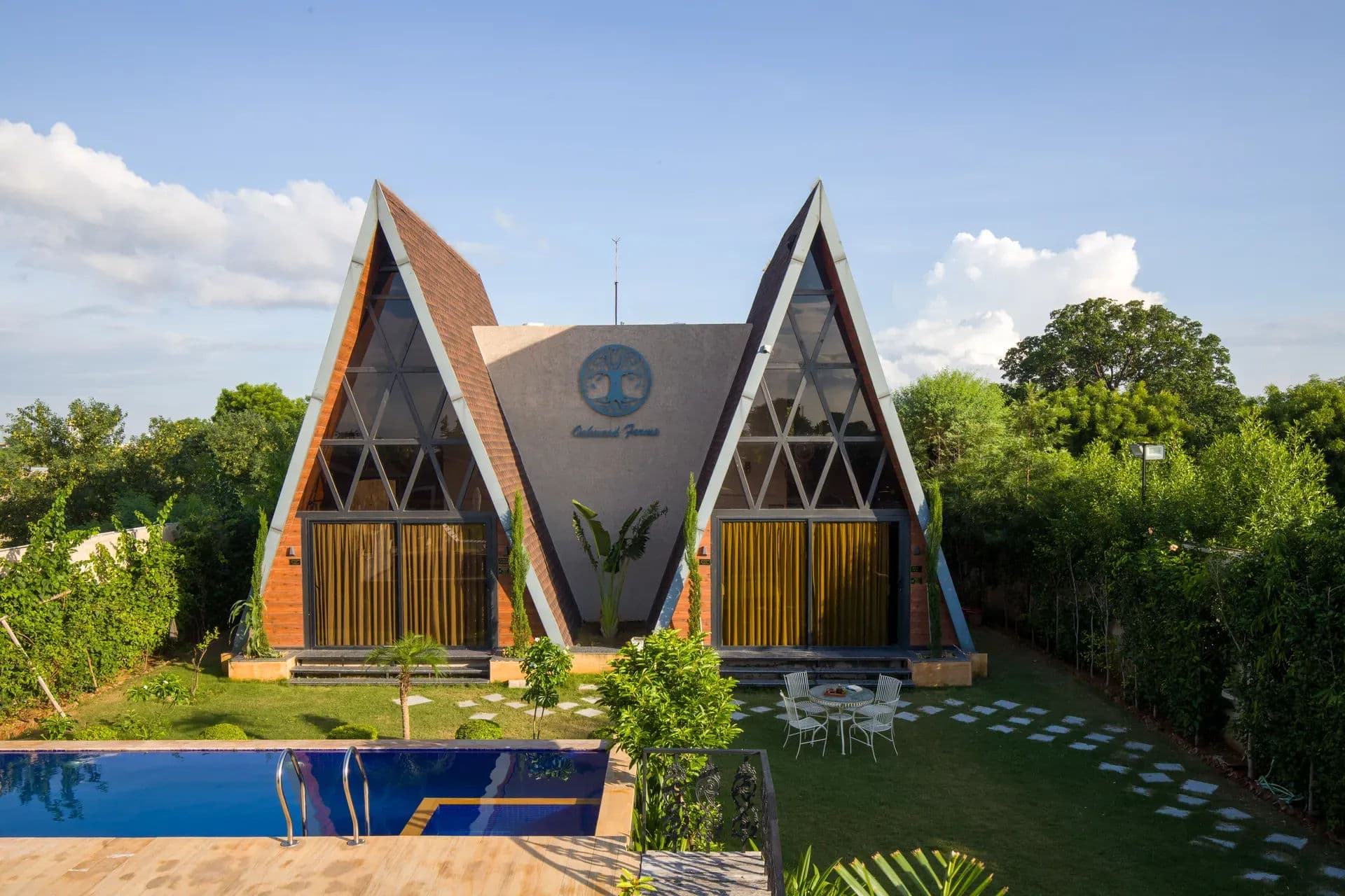 Oakwood Mansion | 7-BHK | 2 Cottages |1 Villa | Pvt Pools & Lush Garden | Party Halls