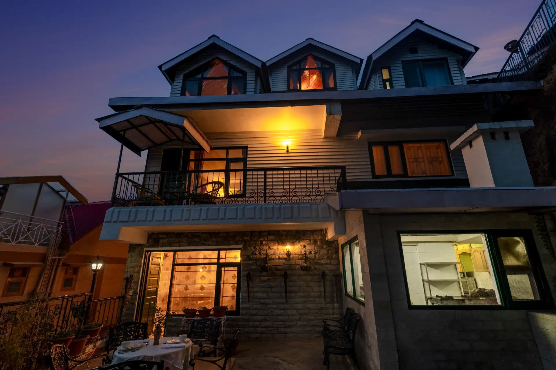 Meridian Oaks Estate | 5- Rooms | Lounge Areas | Outdoor Area With Hill Views