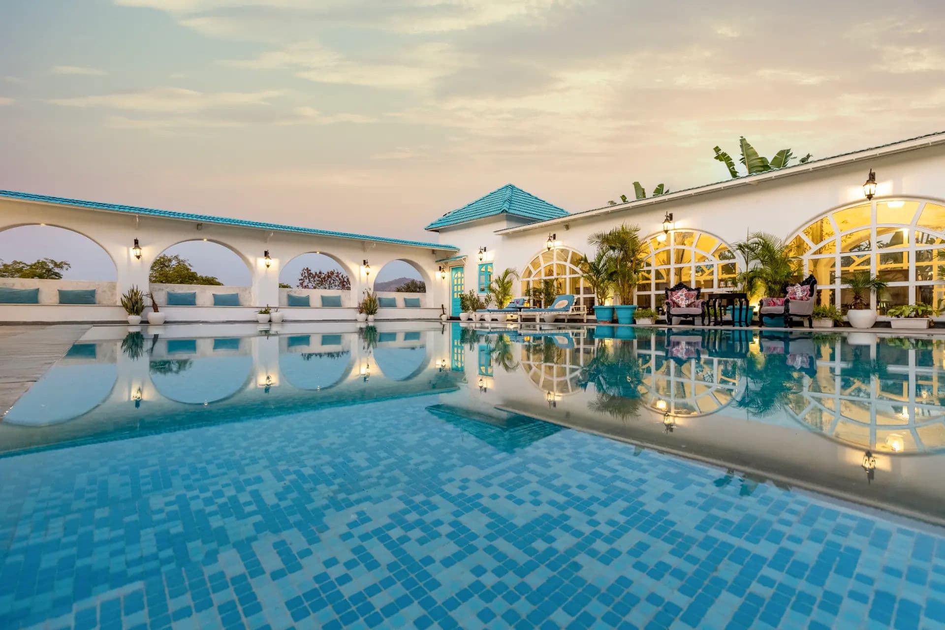Queen's Town | Pet-Friendly 6-BHK Retreat With Pvt Pool & Restro Near Fatehsagar
