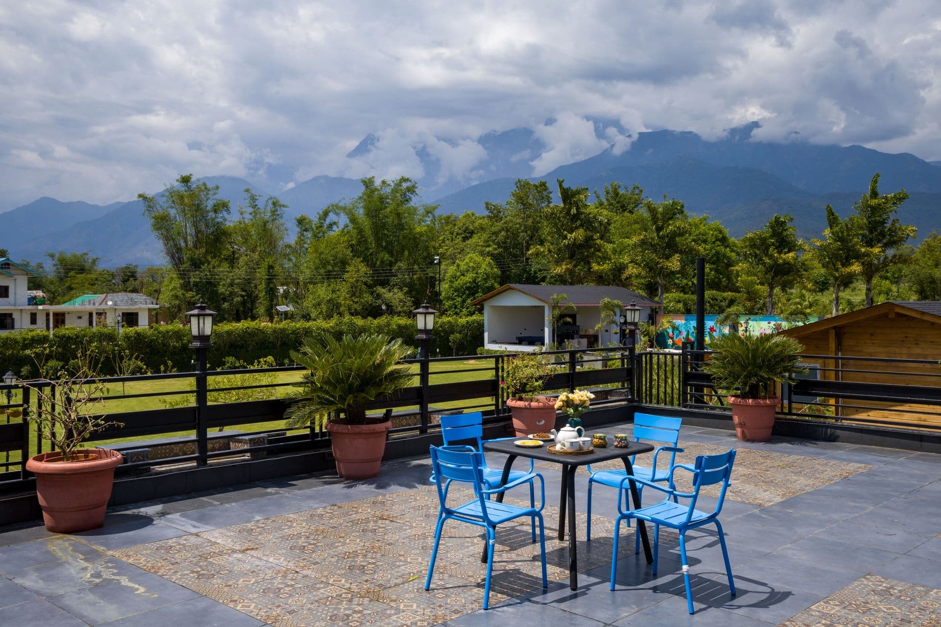 Esh Cottages Resort Willow | Hillside 1-room Retreat With Lush Garden, Common Pool & Restaurant